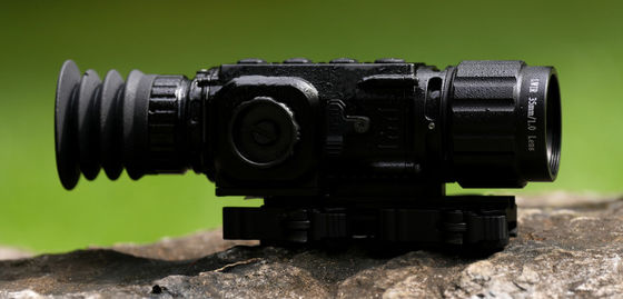 Hızlı yanıt süresi ve çeşitli ortamlarda doğru termal algılama sağlayan hafif bir el tutmalı termal görüntüleyici